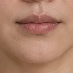 Detalhe de lábios com contorno natural