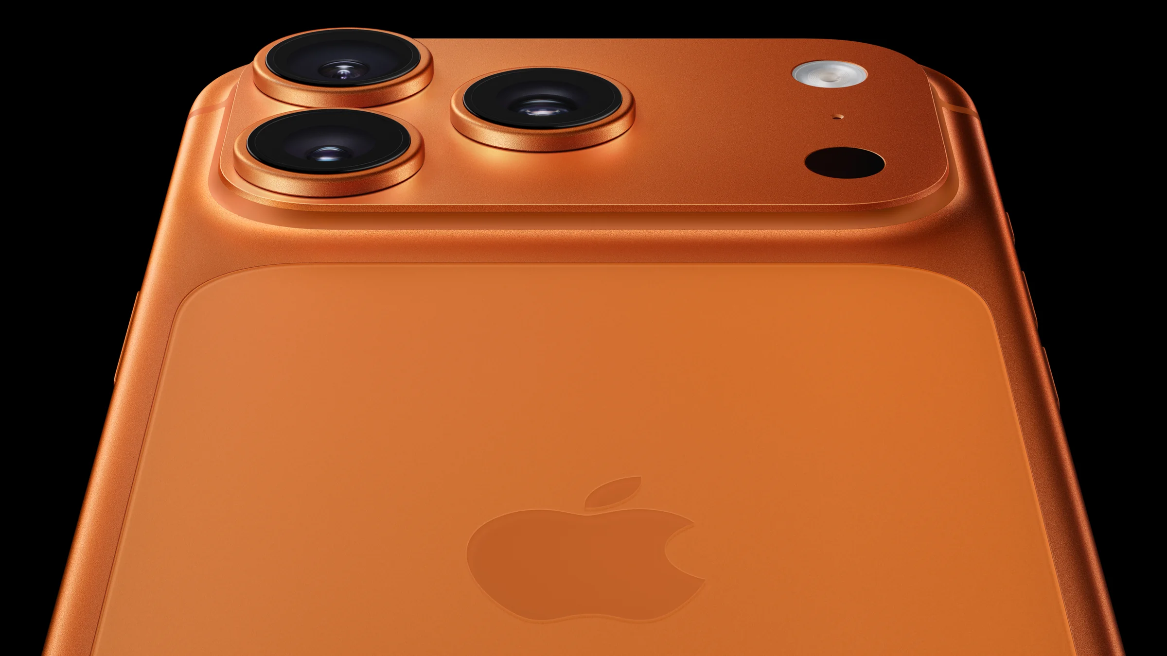 Close do platô de câmeras do iPhone 17 Pro laranja-cósmico