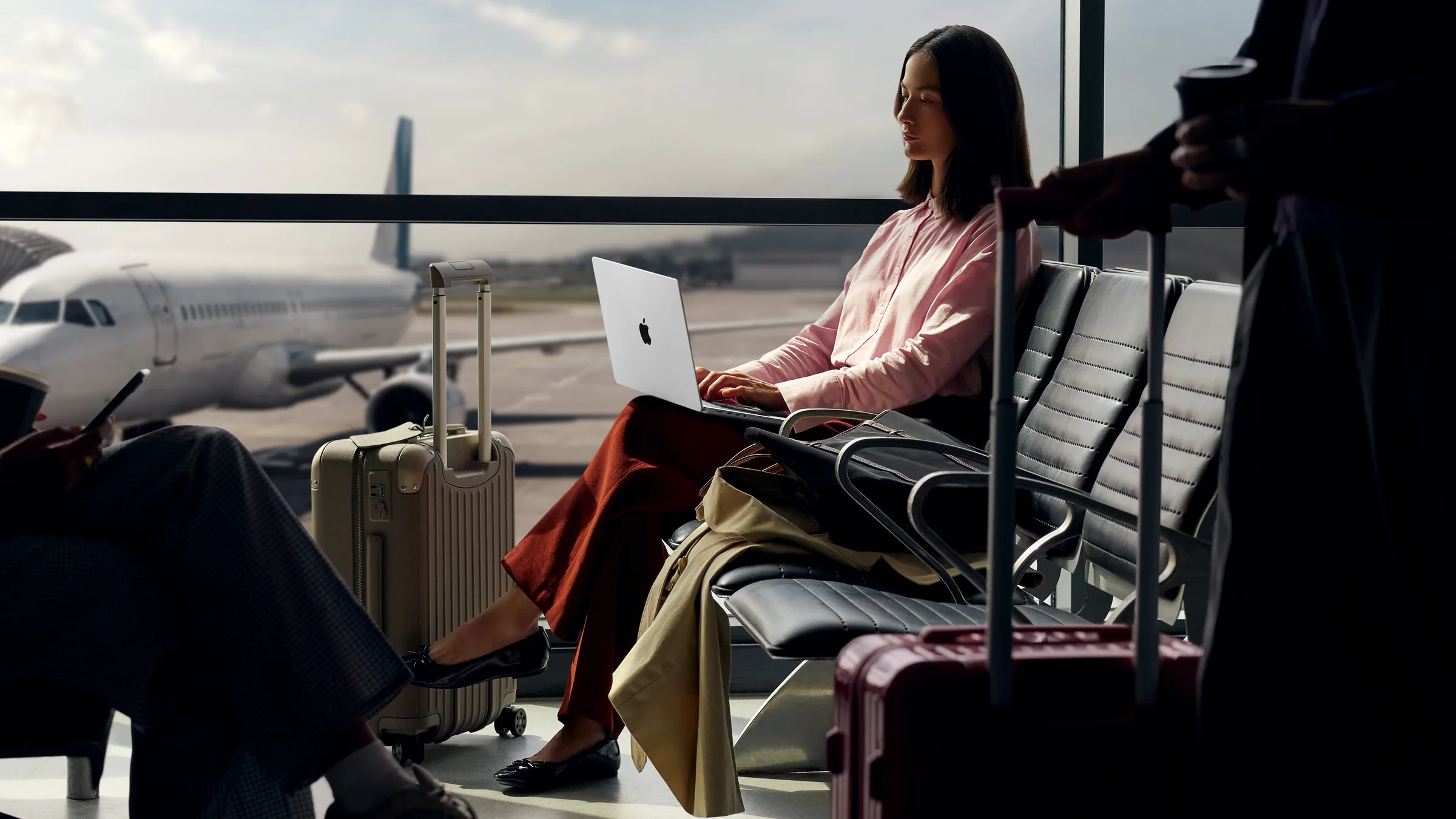 Pessoa usando um MacBook Pro durante uma viagem
