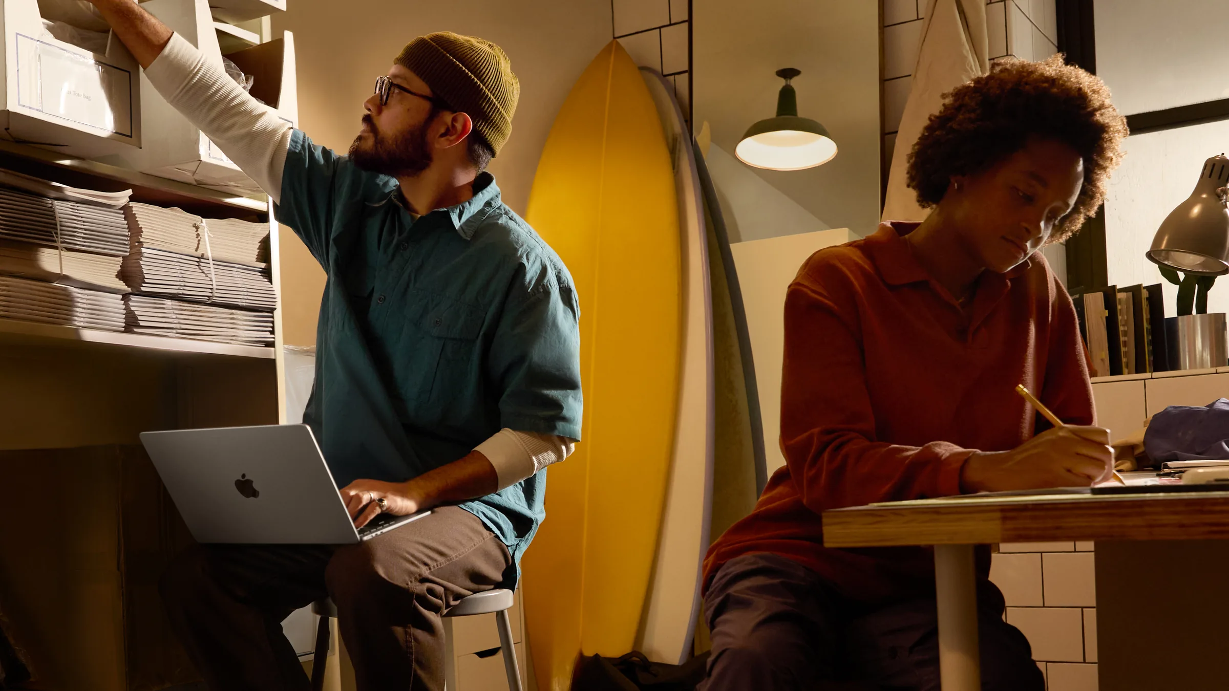 Pessoa trabalhando com um MacBook Air em uma oficina criativa