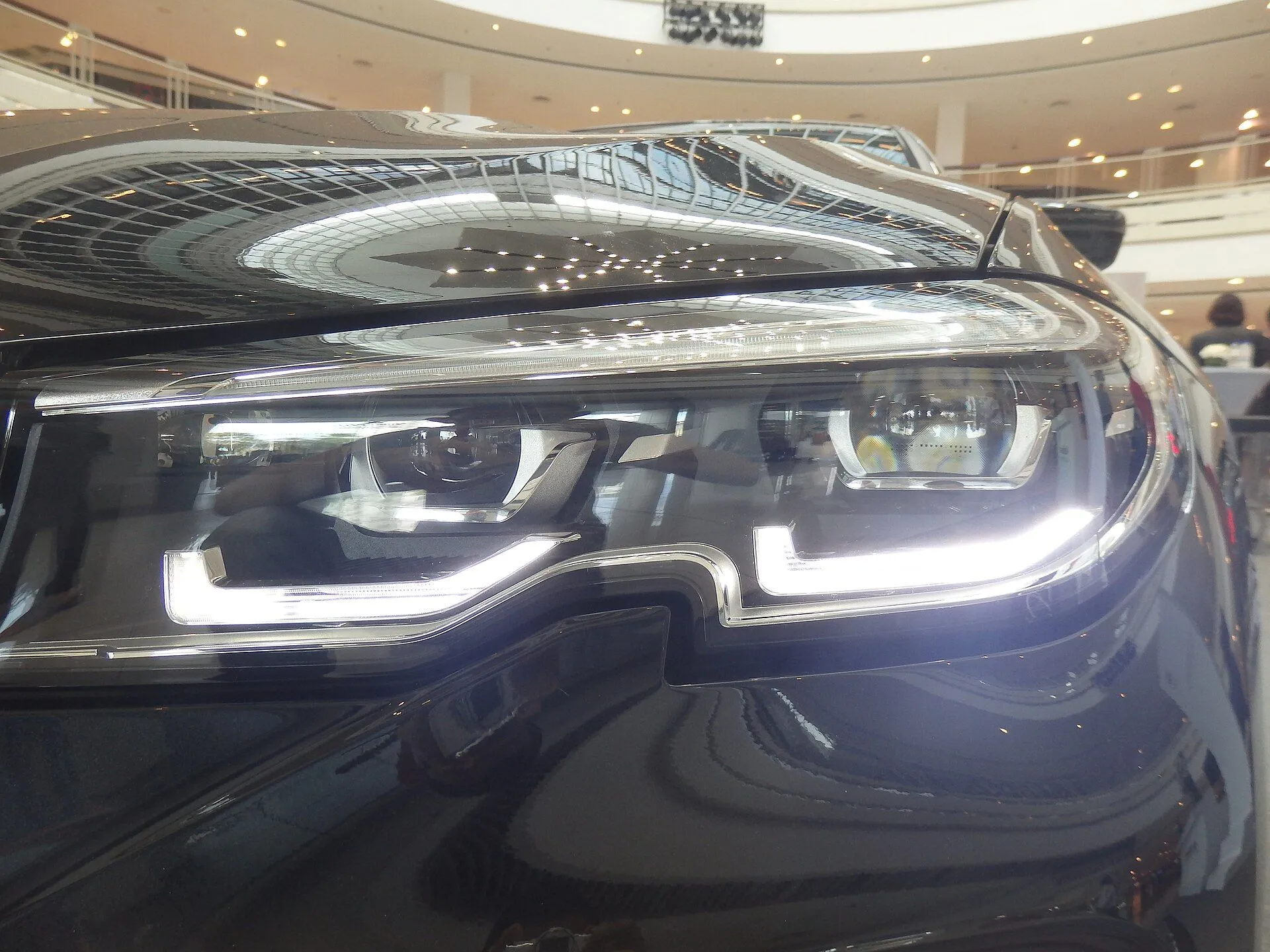 Detalhe do farol de LED de um BMW Série 3 preto