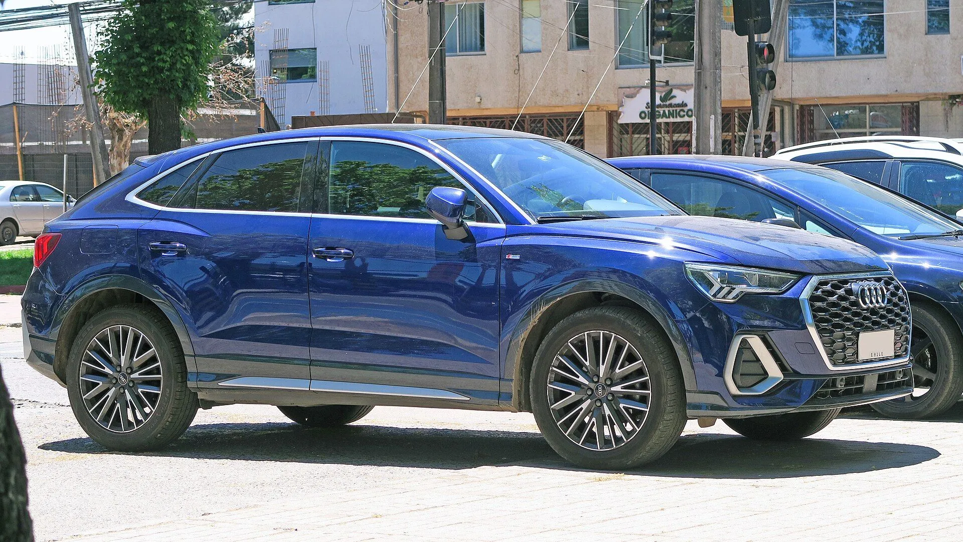 Audi Q3 Sportback azul com visual S line, vista dianteira três-quartos