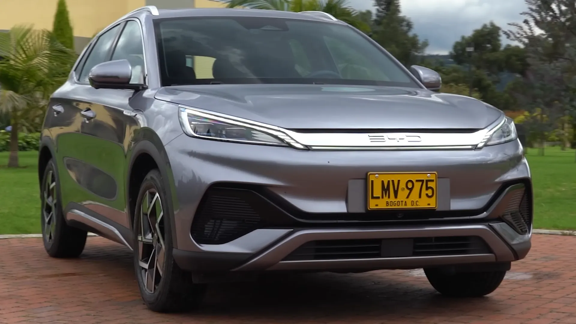 BYD Yuan Plus cinza em vista dianteira três-quartos
