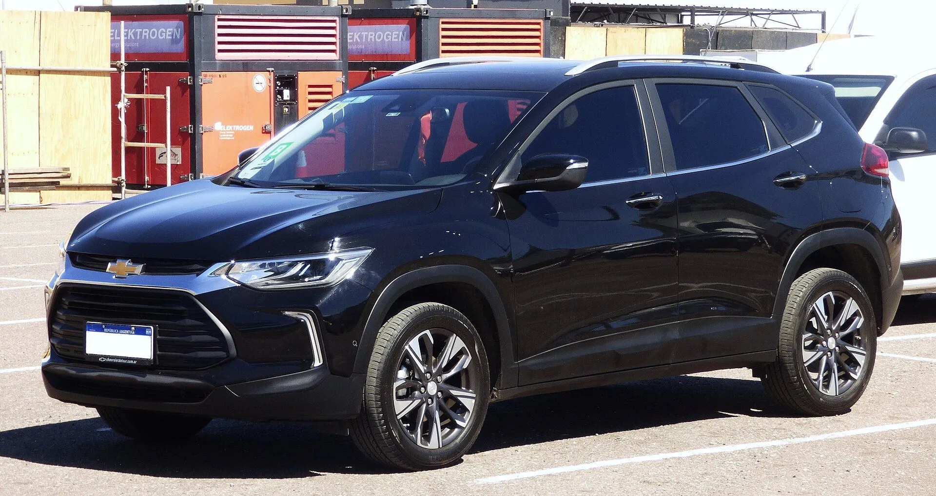 Chevrolet Tracker Premier escuro de segunda geração estacionado, vista dianteira três-quartos