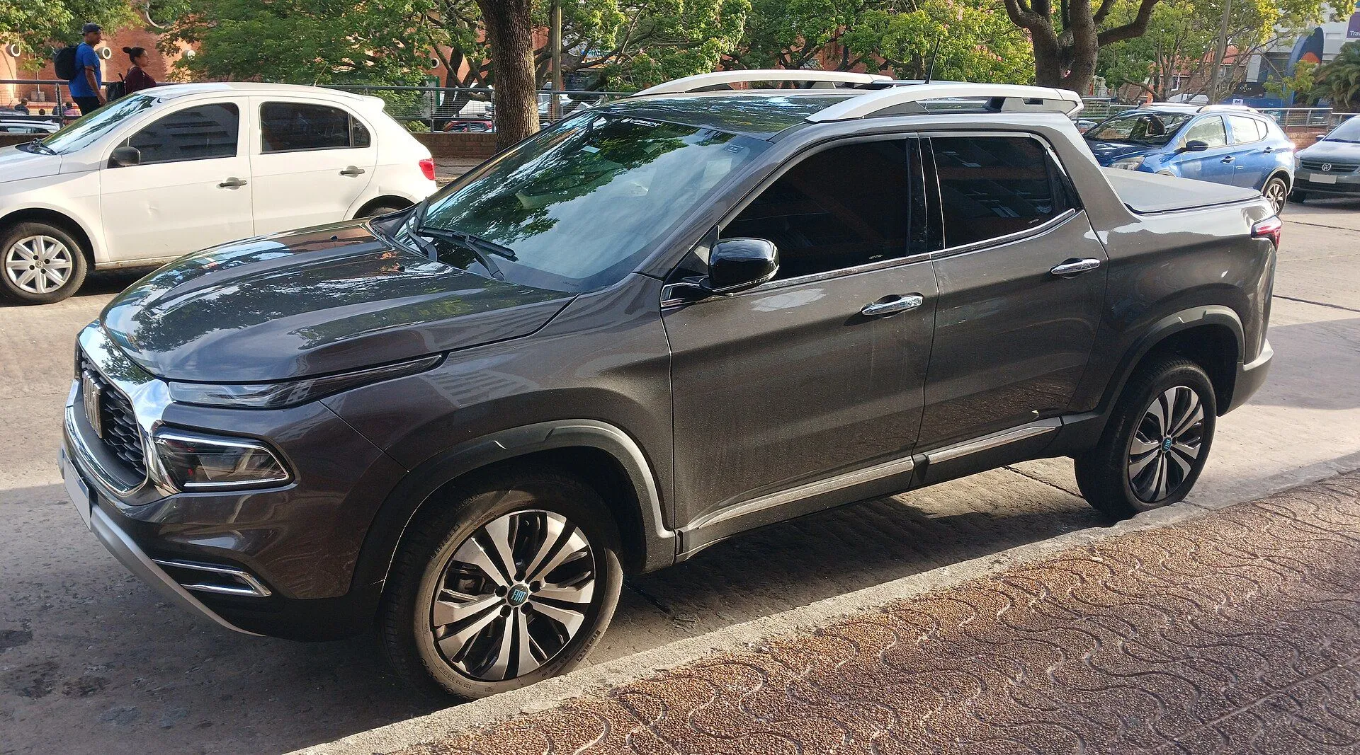 Fiat Toro Volcano cinza reestilizada estacionada, vista dianteira três-quartos