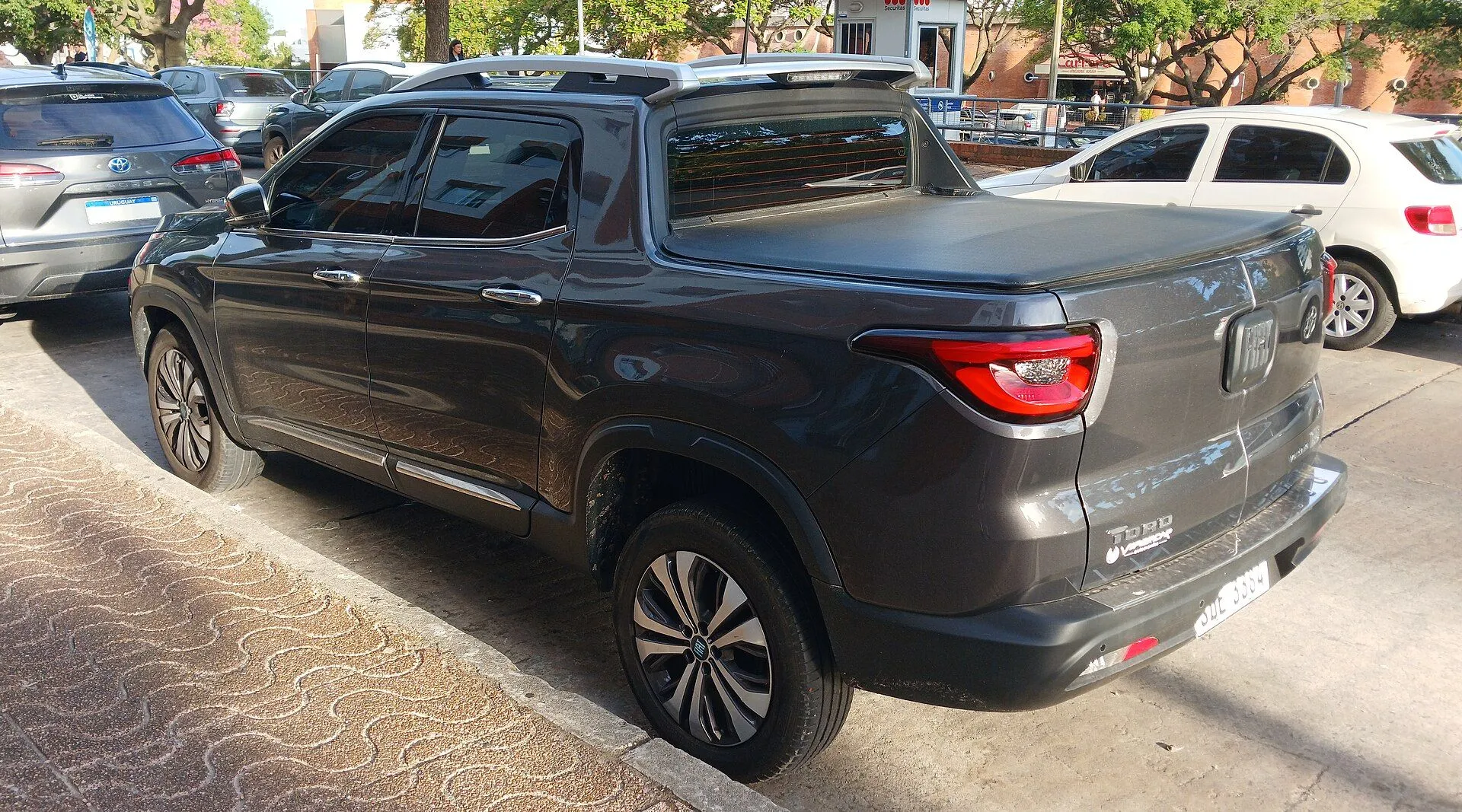 Traseira da Fiat Toro Volcano cinza com caçamba coberta