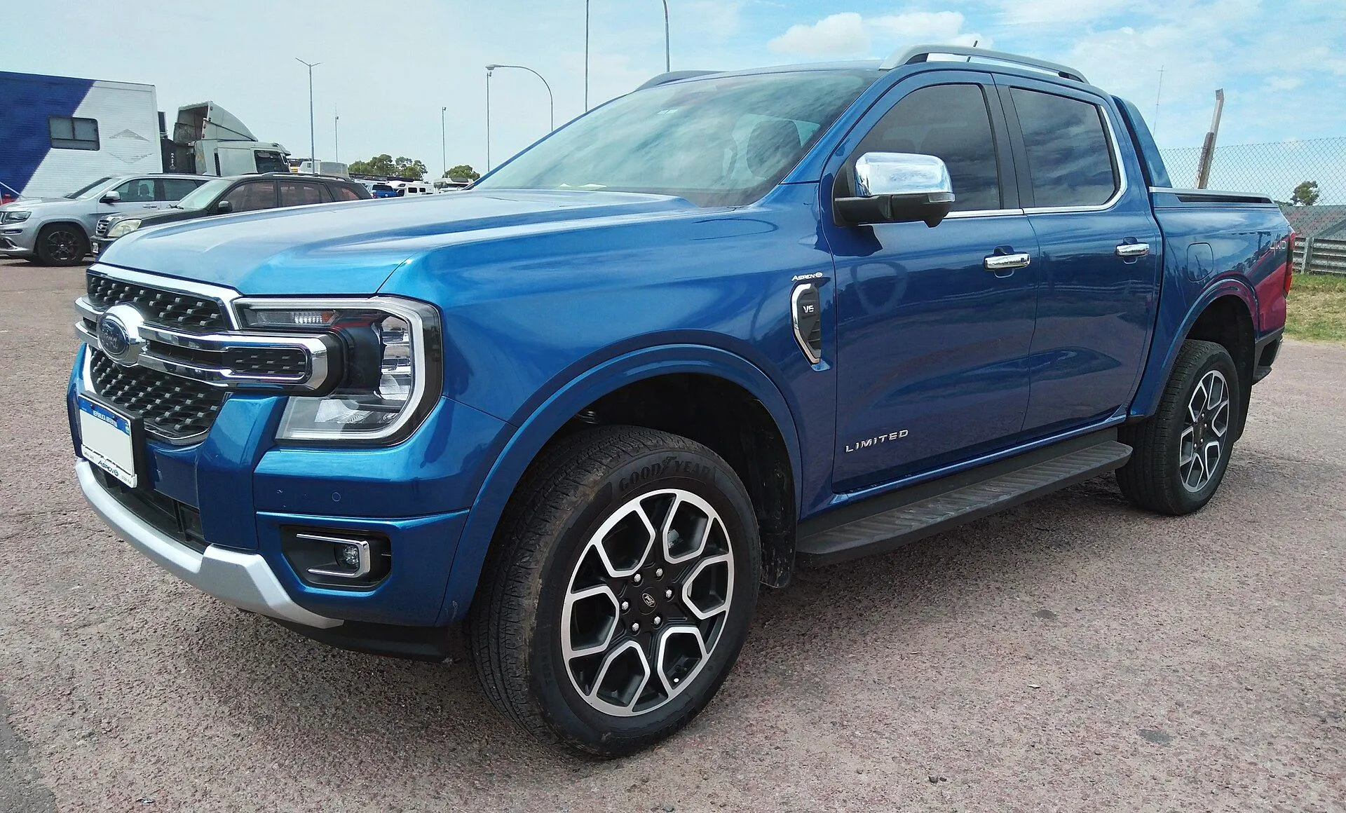Ford Ranger Limited V6 azul de nova geração, vista dianteira três-quartos