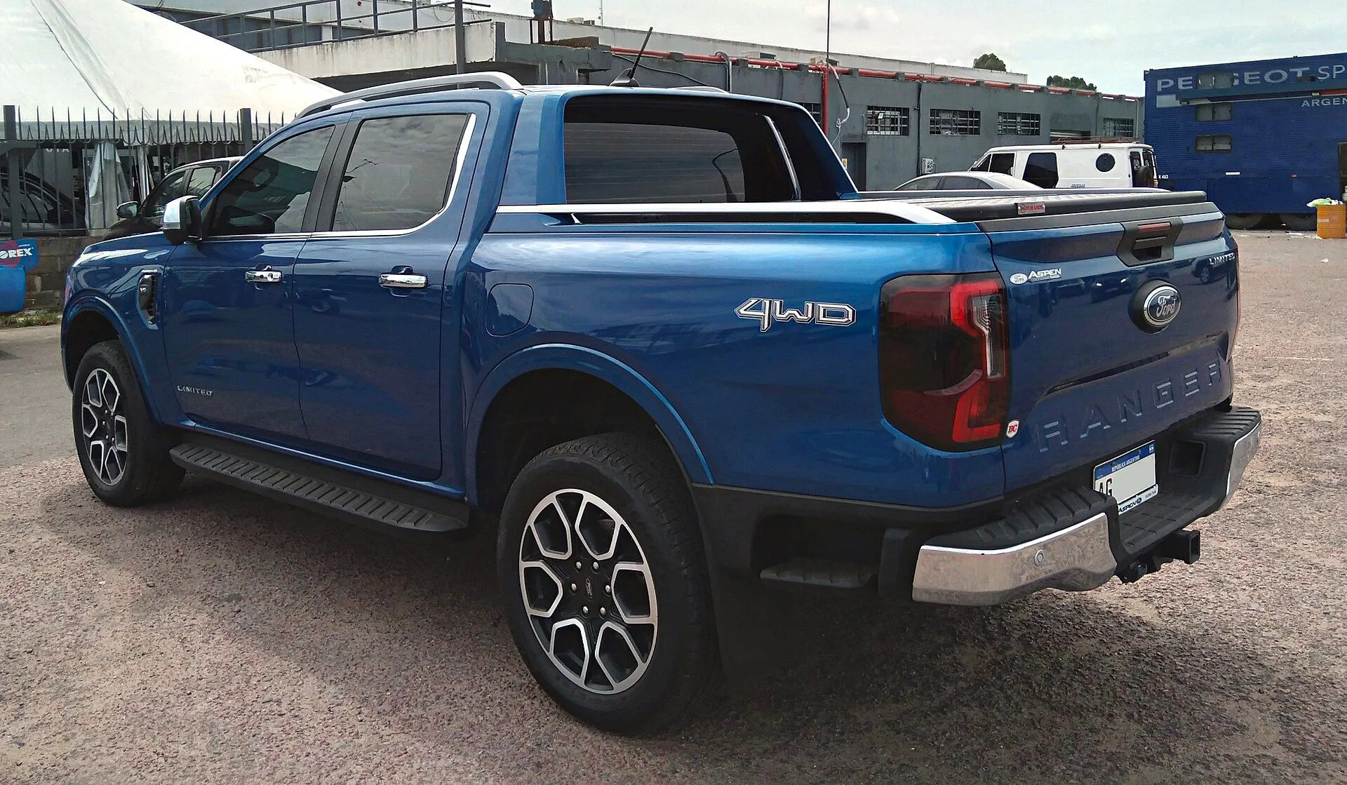 Traseira três-quartos da Ford Ranger Limited V6 azul