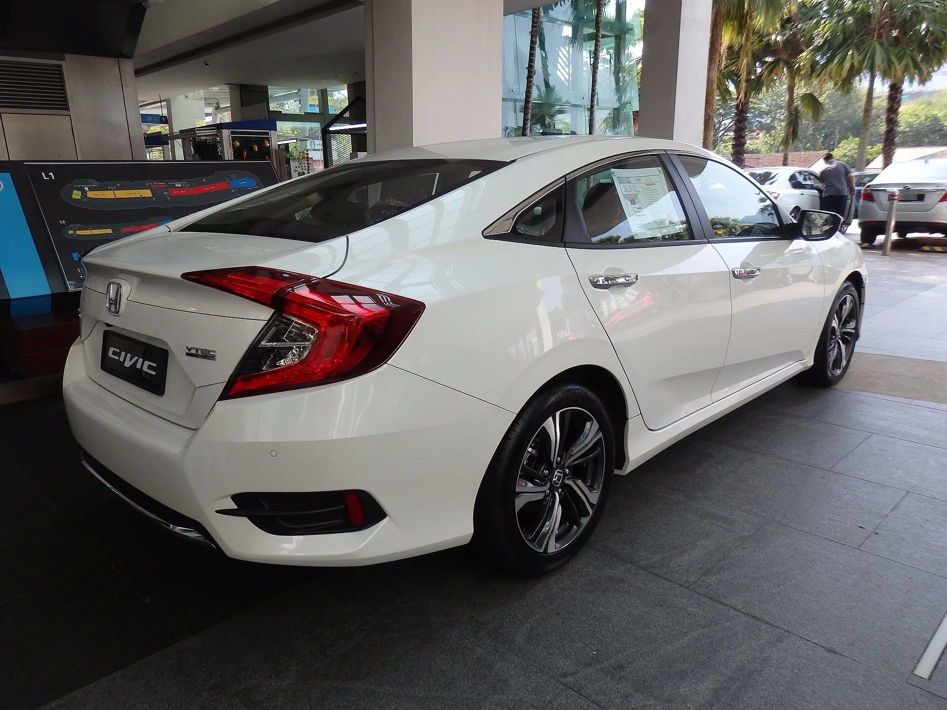 Traseira três-quartos do Honda Civic sedan branco com lanternas em forma de C