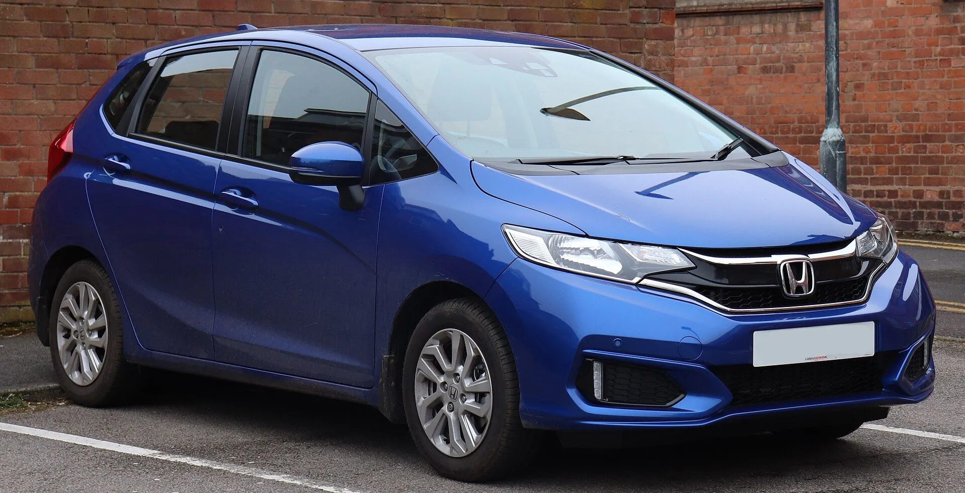 Honda Fit (vendido como Jazz em outros mercados) azul de terceira geração reestilizado, vista dianteira três-quartos