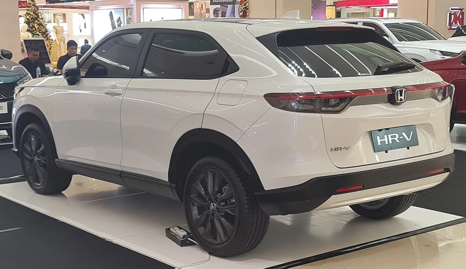 Traseira do Honda HR-V branco com lanterna em faixa horizontal