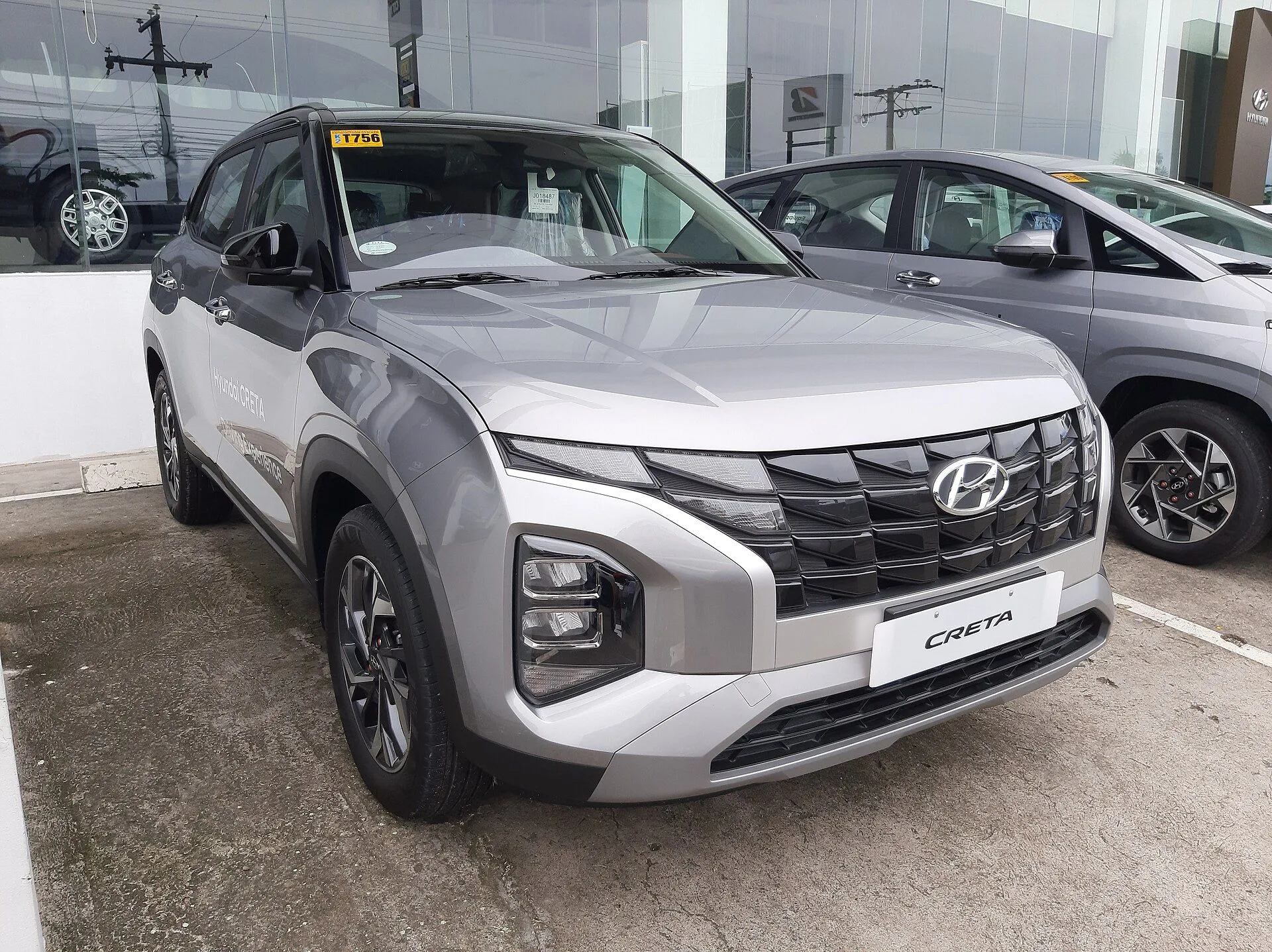 Hyundai Creta cinza reestilizado em showroom, vista dianteira três-quartos