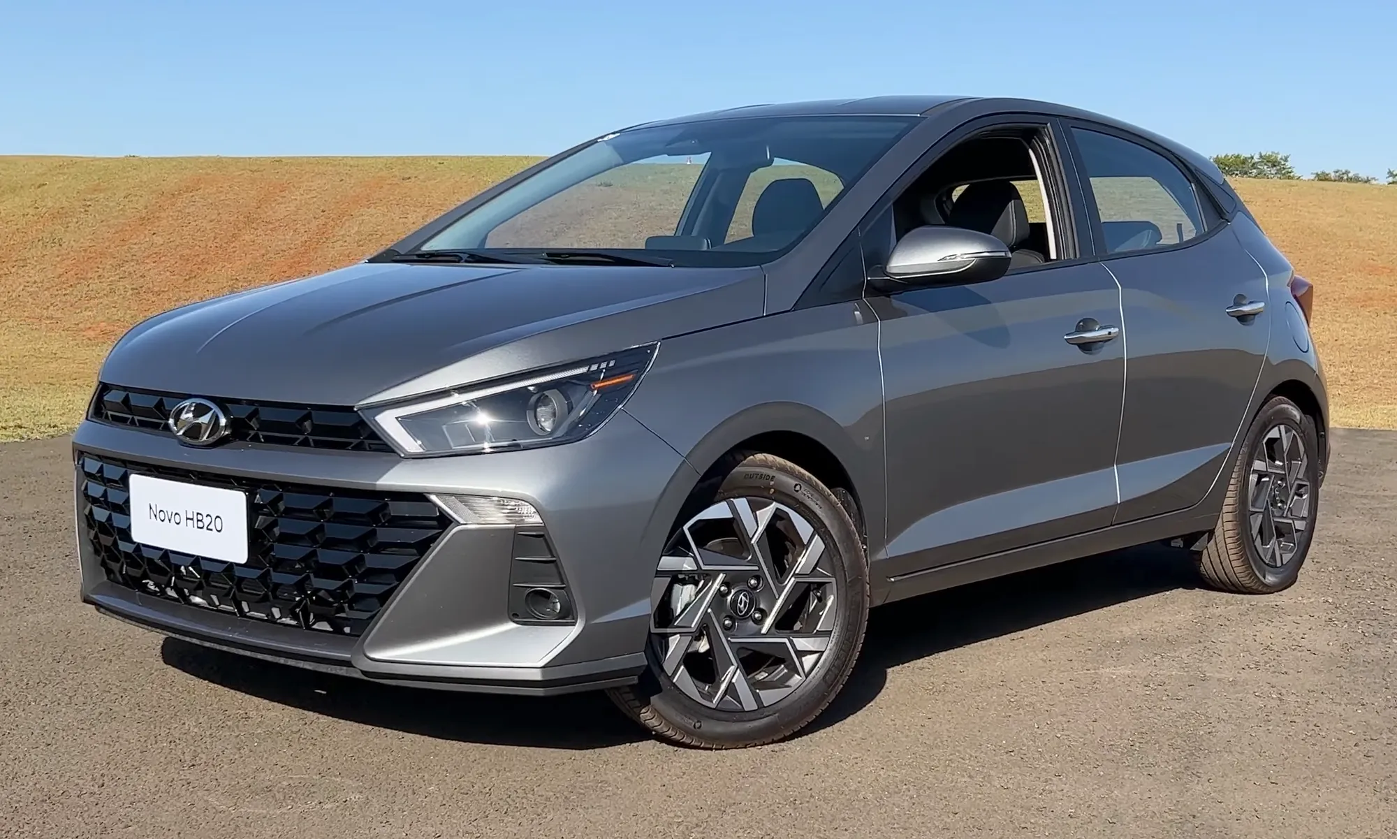 Hyundai HB20 Platinum Plus cinza reestilizado em vista dianteira três-quartos