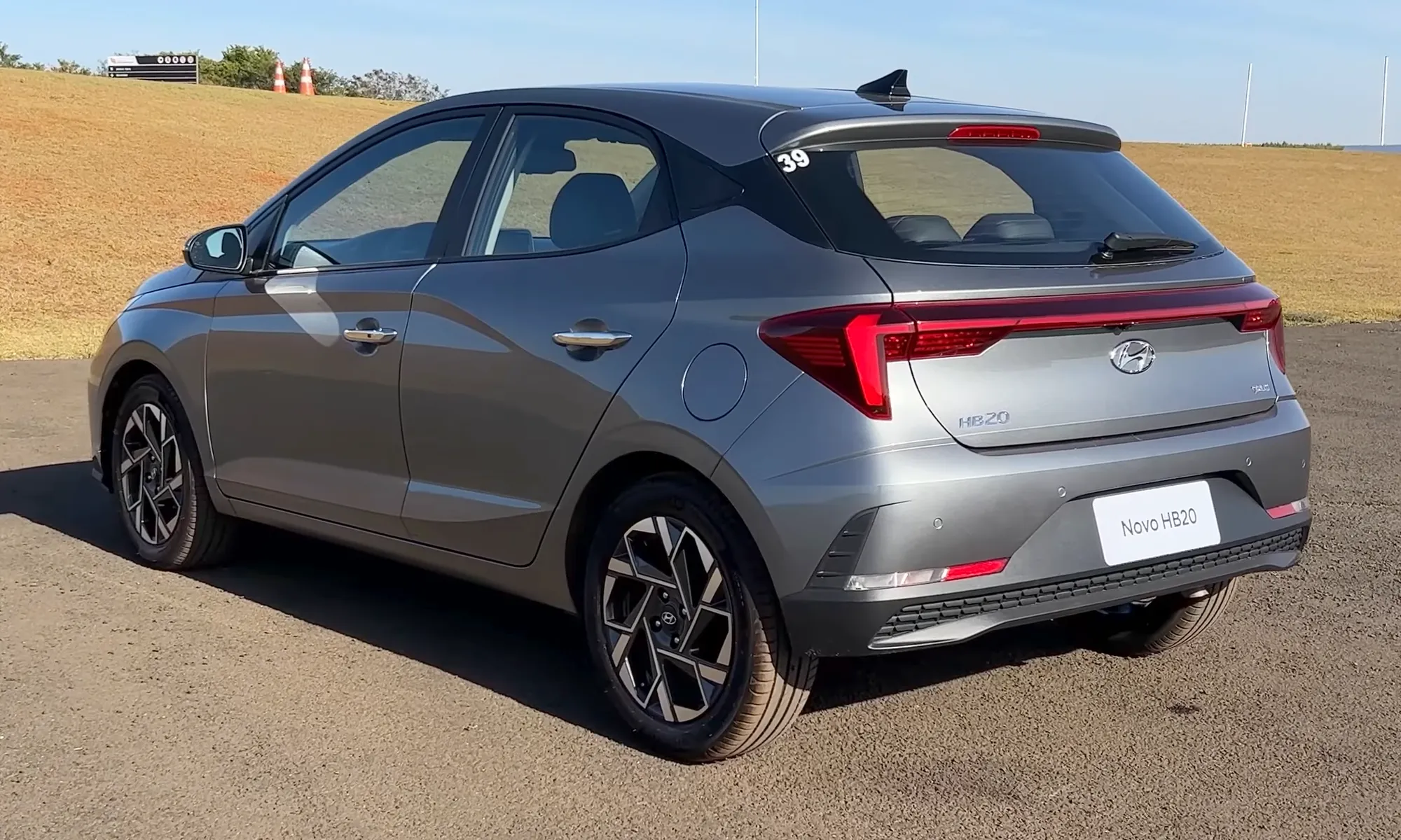 Traseira do Hyundai HB20 Platinum Plus cinza com lanterna em faixa horizontal