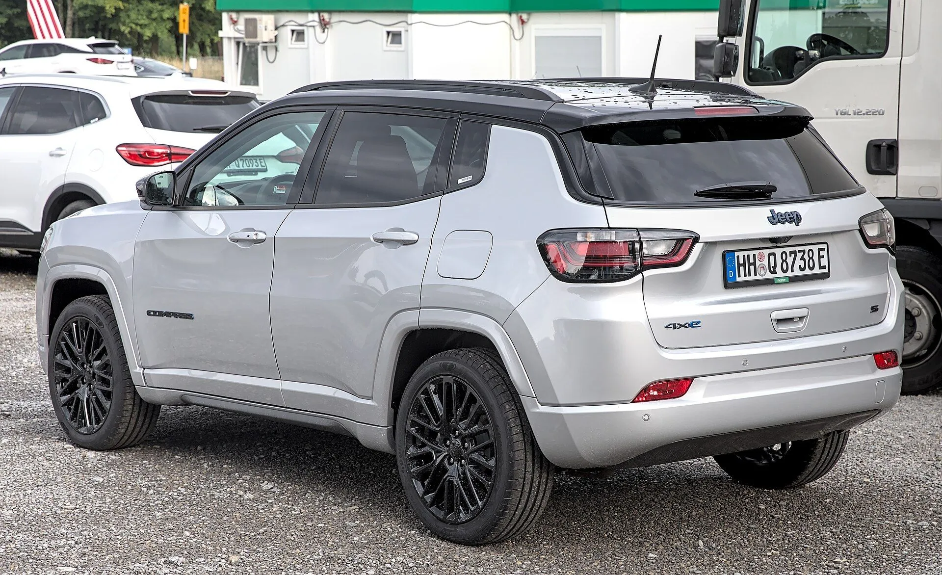 Traseira do Jeep Compass prata com teto preto