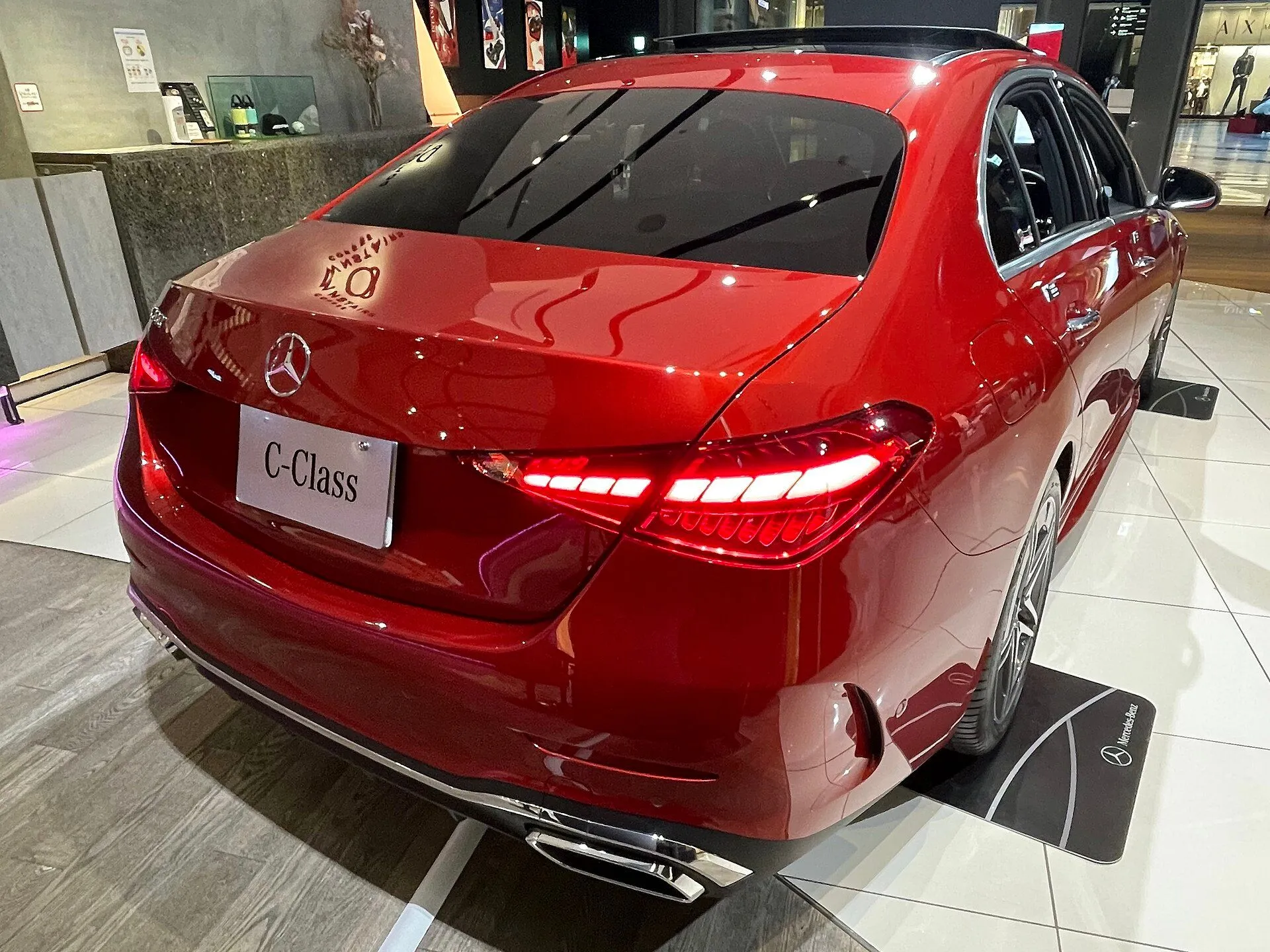 Traseira do Mercedes-Benz C 200 vermelho em showroom