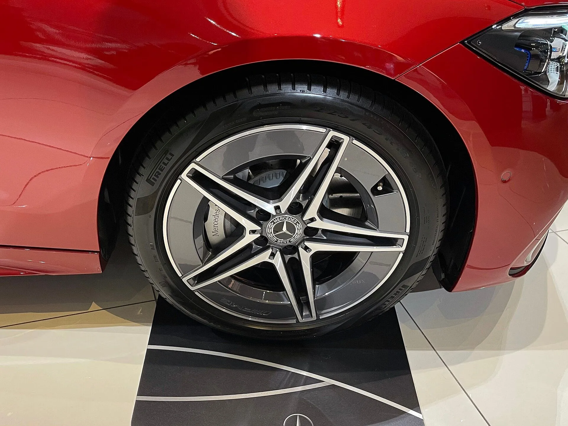 Detalhe da roda de liga leve de cinco raios duplos do Mercedes-Benz C 200