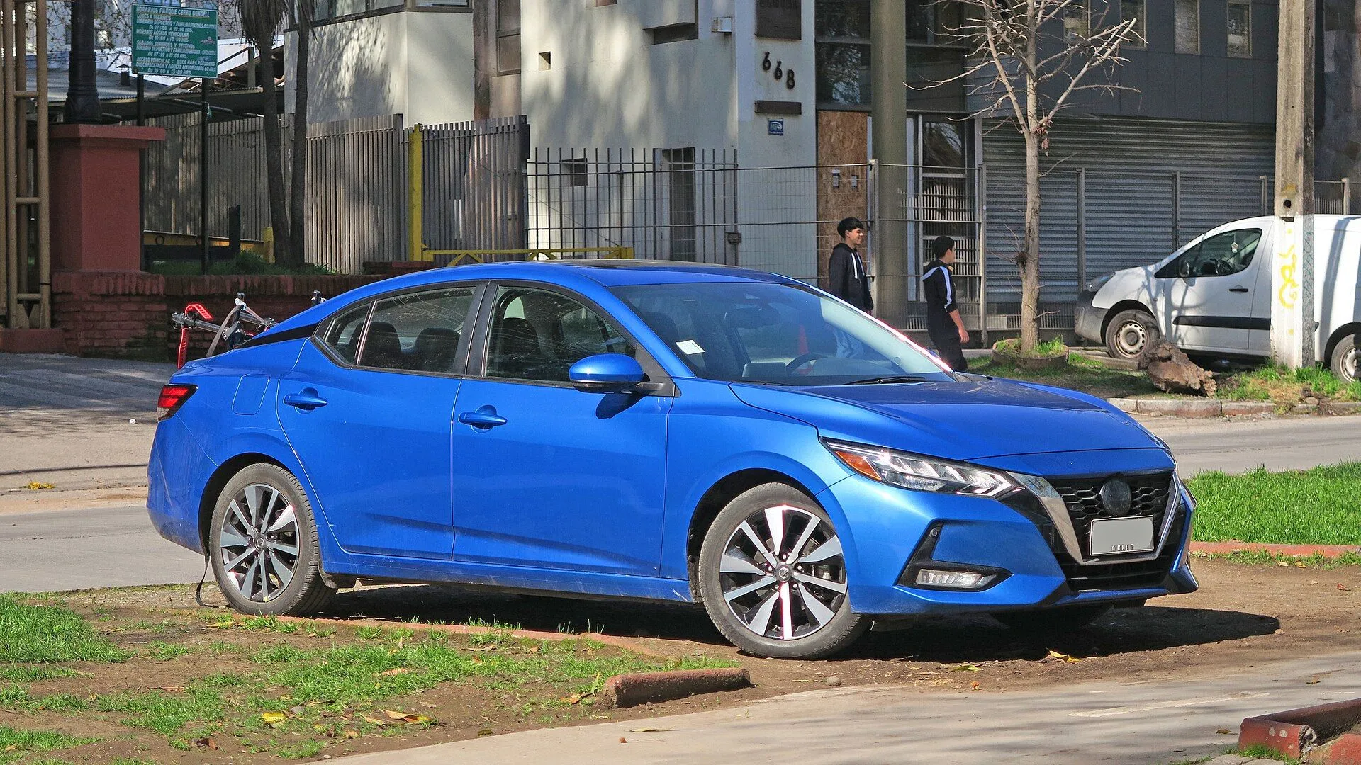 Nissan Sentra Exclusive azul da geração atual estacionado na rua, vista dianteira três-quartos