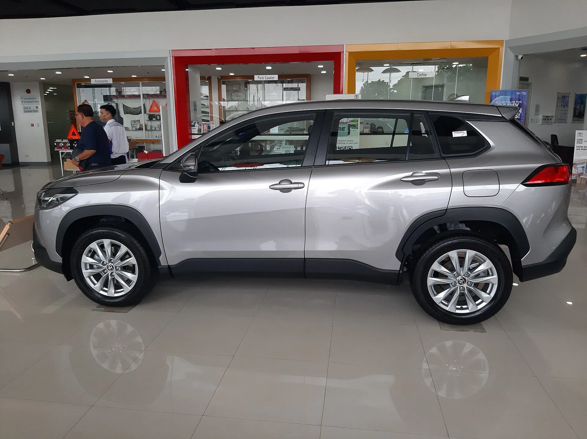 Lateral do Toyota Corolla Cross prata em showroom