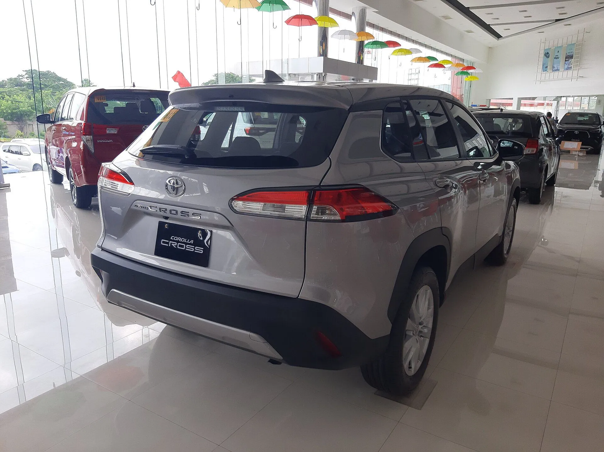 Traseira do Toyota Corolla Cross prata em showroom
