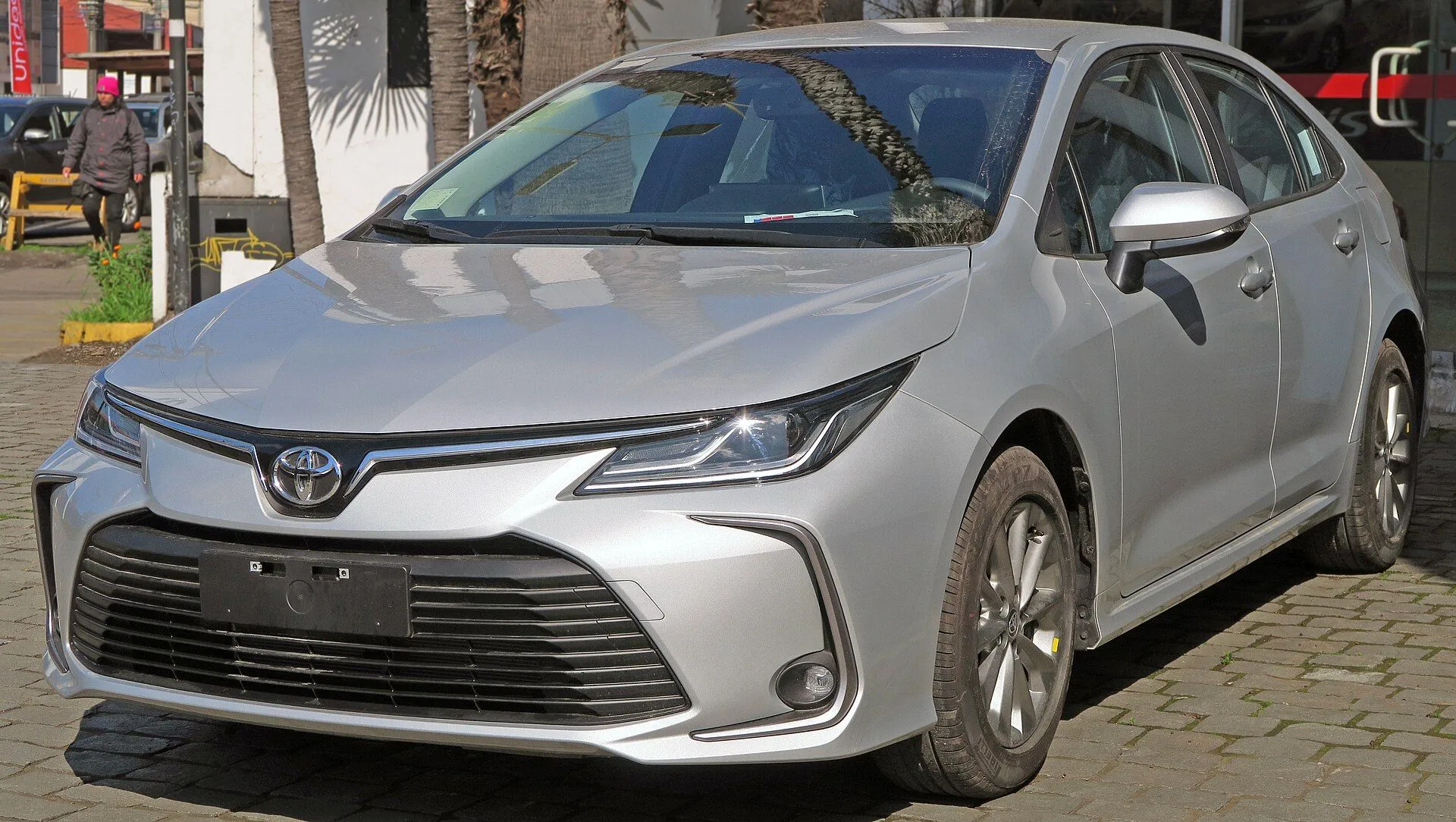 Toyota Corolla XEi prata da geração atual em vista dianteira três-quartos