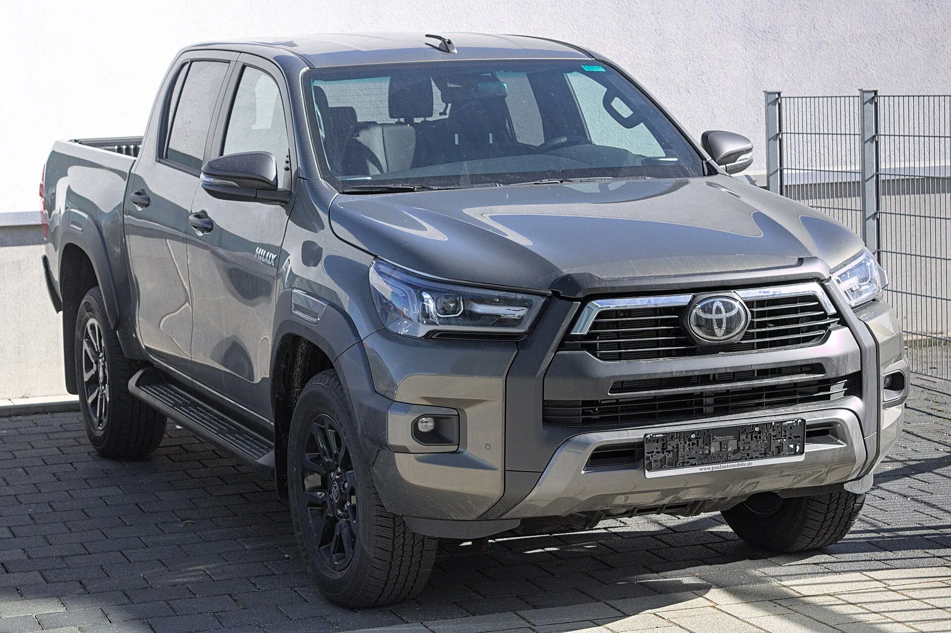 Toyota Hilux cinza reestilizada de cabine dupla, vista dianteira três-quartos