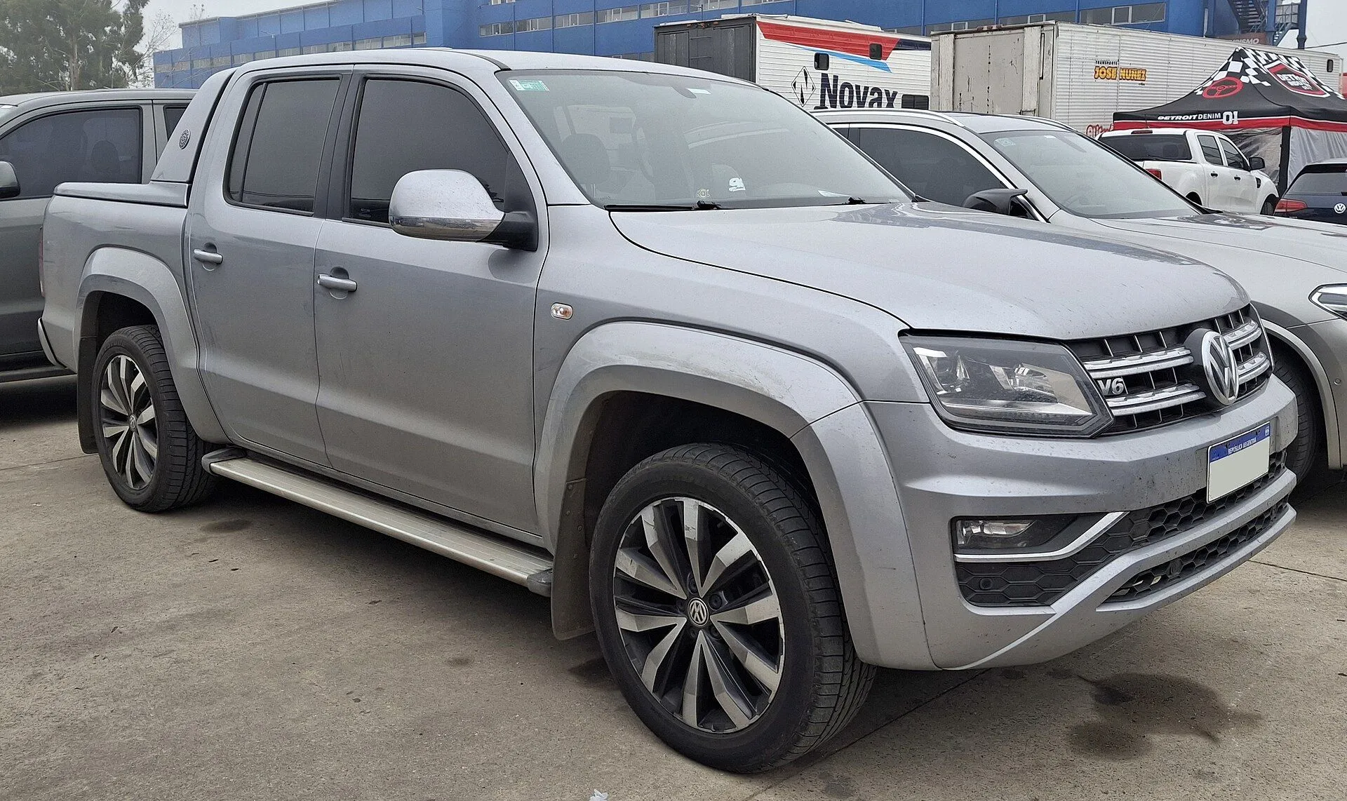 Volkswagen Amarok Extreme V6 prata estacionada, vista dianteira três-quartos