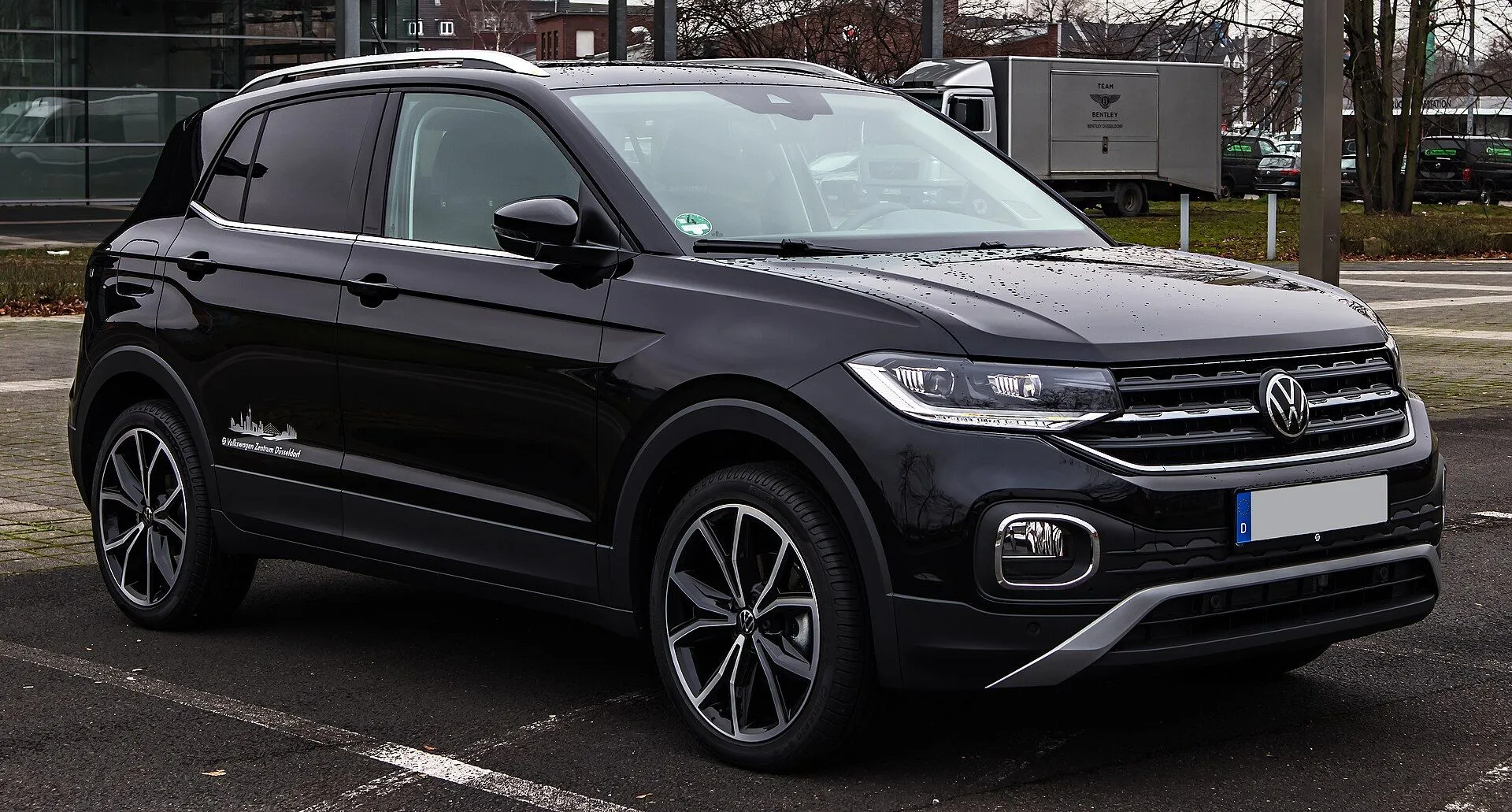 Volkswagen T-Cross preto em vista dianteira três-quartos