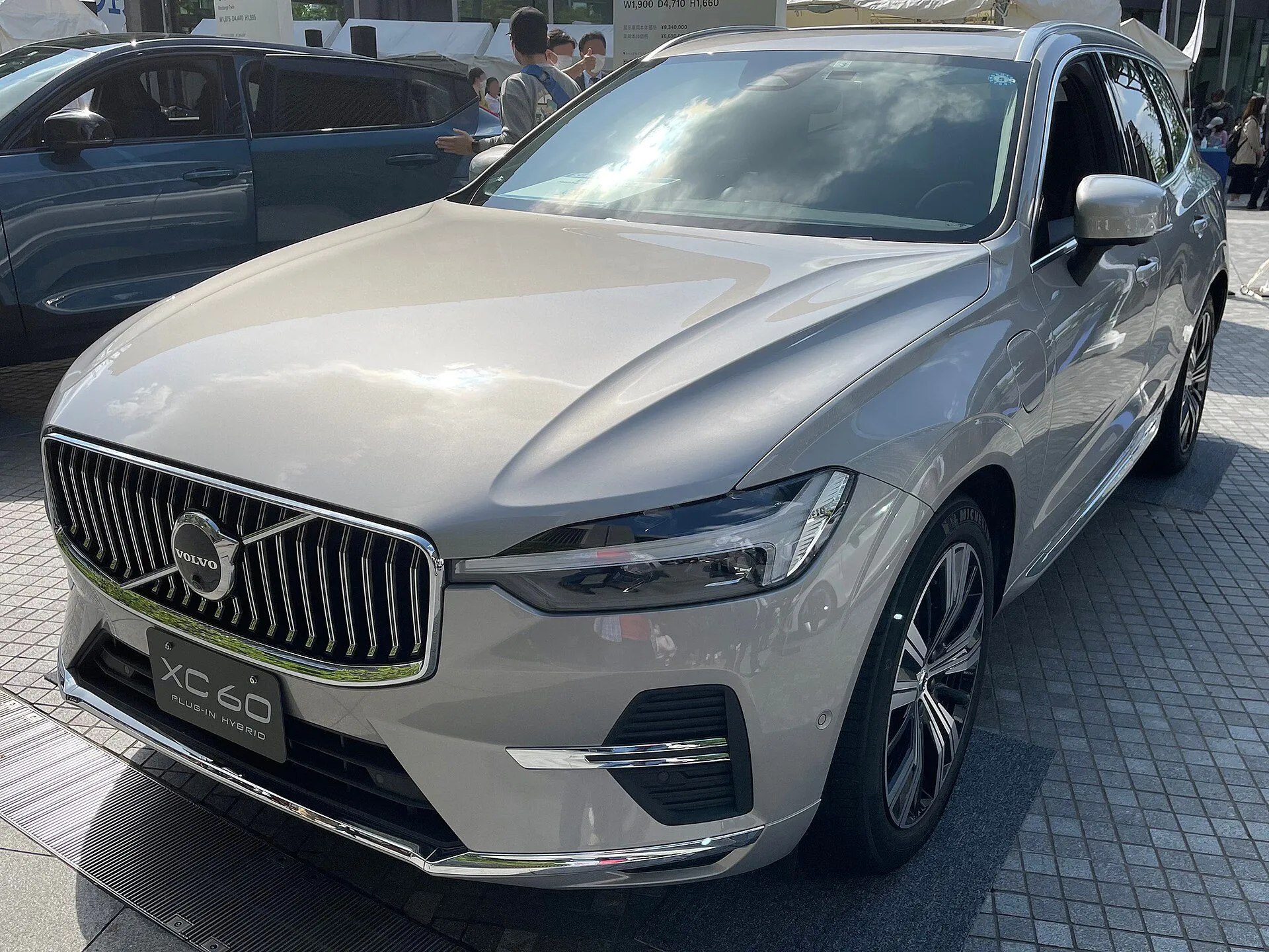 Volvo XC60 Recharge prata em vista dianteira três-quartos